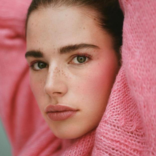 Guía de uso de las máscaras de pestañas de colores, el toque especial para los looks de belleza esta primavera