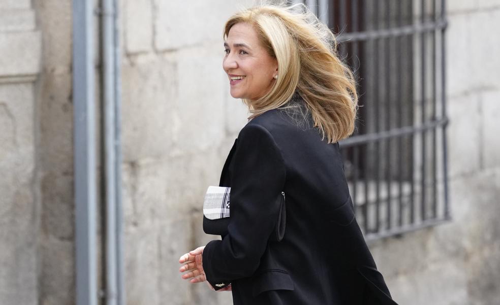 La infanta Cristina acierta con su look para el funeral de Fernando Gómez-Acebo: traje negro perfecto y camisa blanca