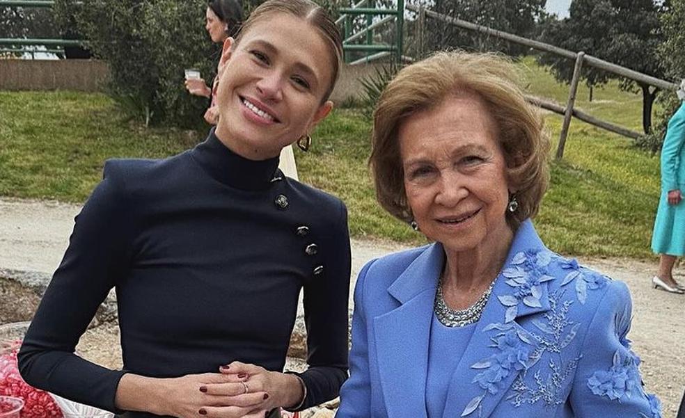 Descubierto el look de la reina Sofía en la boda de Almeida: guapísima con un traje azul bordado