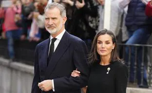 La reina Letizia, sobria elegancia en el funeral de Fernando Gómez-Acebo: vestido nuevo, zapatos kitten heel y broche con historia