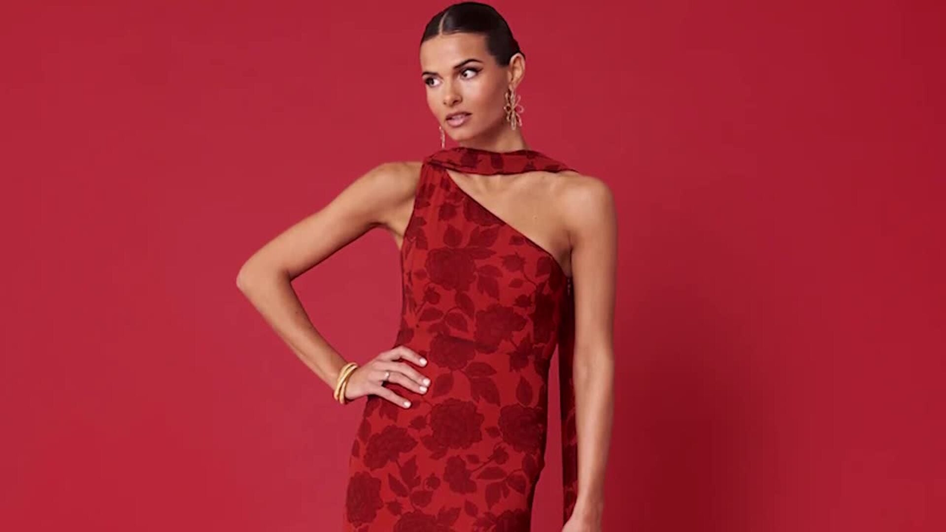 El vestido de invitada de Lourdes Montes que puedes reutilizar con alpargatas e ir ideal