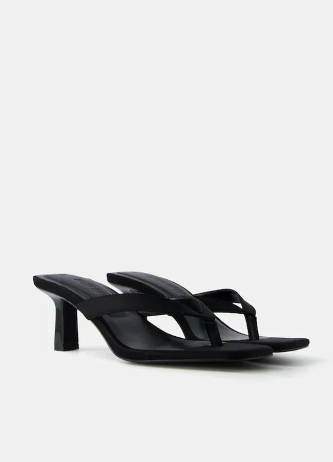 Sandalias de tiras en color negro de Bershka (19,99 euros).