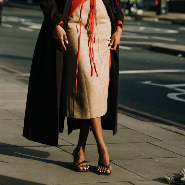 Regresan las sandalias de tacón noventeras más elegantes y cómodas que llevarás esta primavera