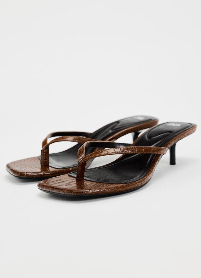 Sandalias con tiras en marrón de Zara (25,95 euros).