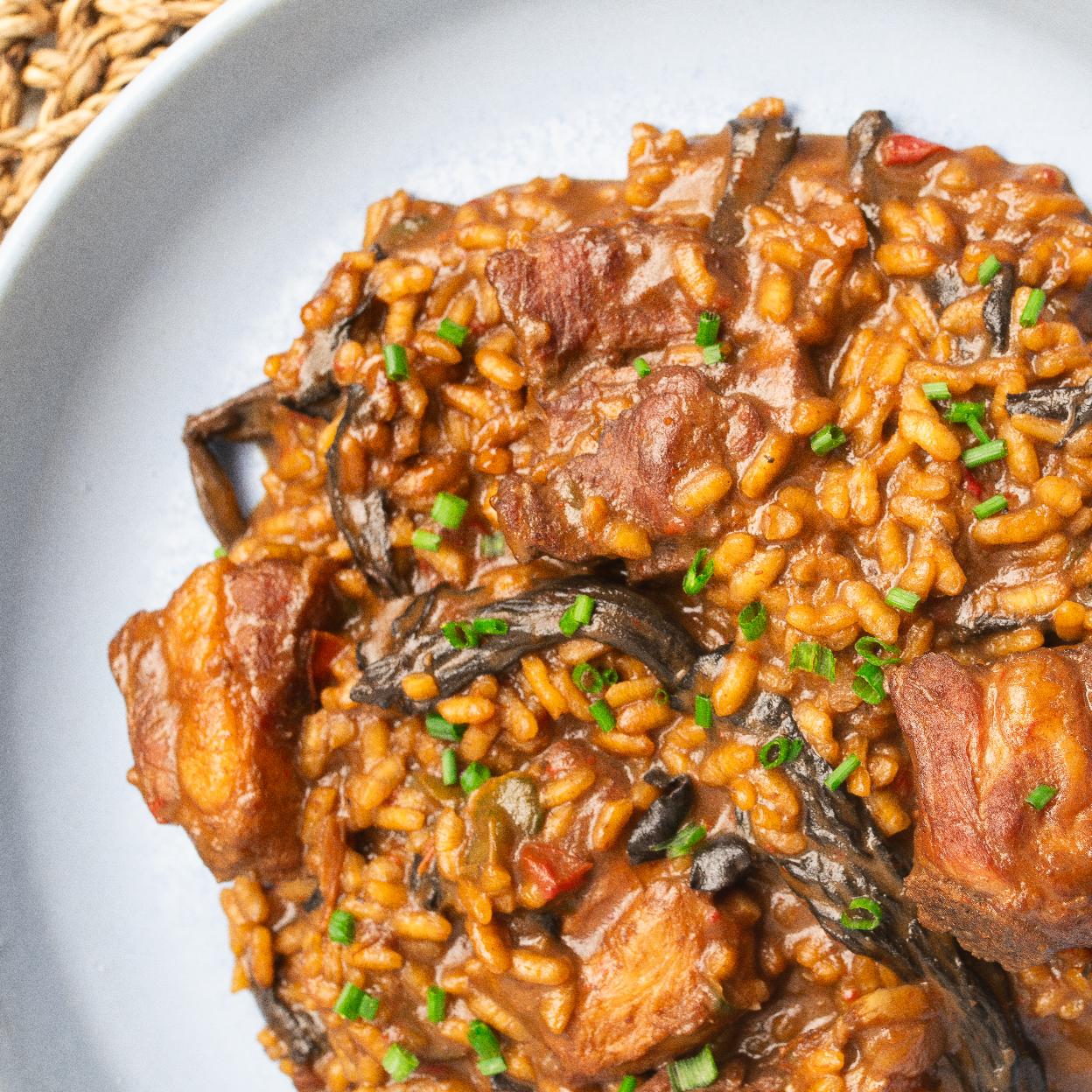 Arroz meloso con costillas y setas, una de las recetas del manual de Héctor Medina, El arte de un buen arroz. /zenith