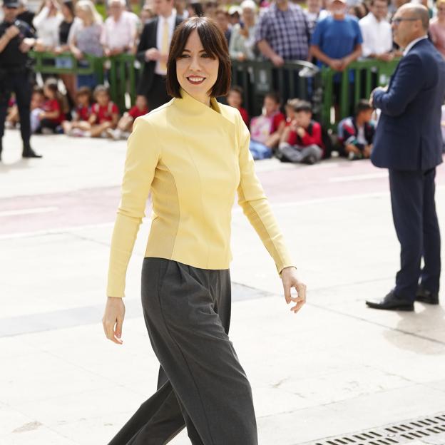 La ministra Diana Morant tiene la chaqueta más bonita de la primavera: en amarillo pastel y de corte asimétrico