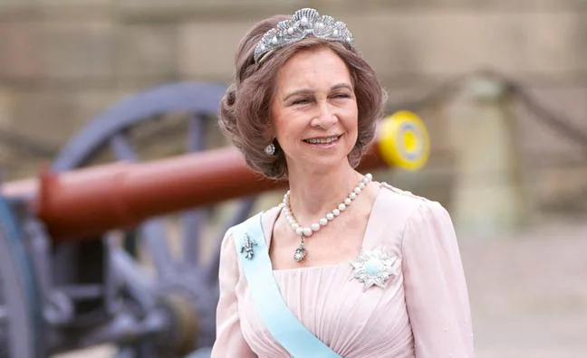 Todos los broches de la reina Sofía que también se ha puesto Letizia: de la perla del funeral al lazo de diamantes de la coronación