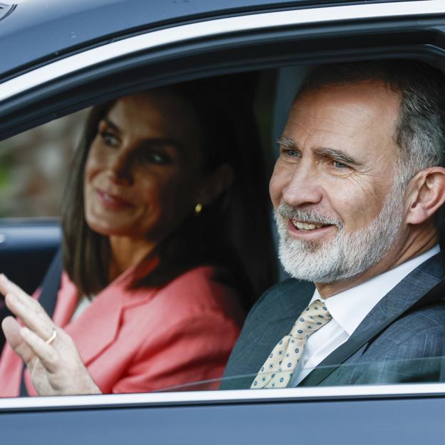 Doña Letizia y el rey Felipe a su llegada al Hospital Ruber de Madrid. 