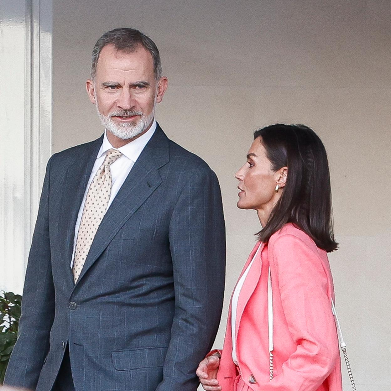 Doña Letizia y don Felipe a su llegada al hospital. /GTRES