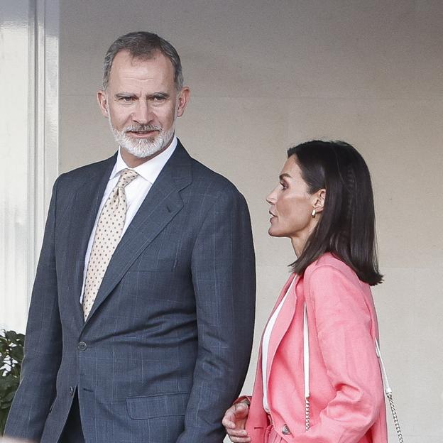 Doña Letizia y don Felipe a su llegada al hospital. 