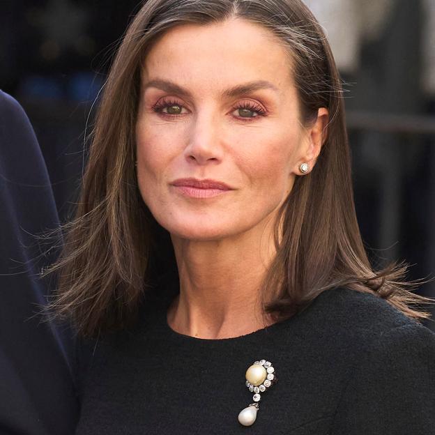 Todos los broches de la reina Sofía que también se ha puesto Letizia: de la perla del funeral al lazo de diamantes de la coronación