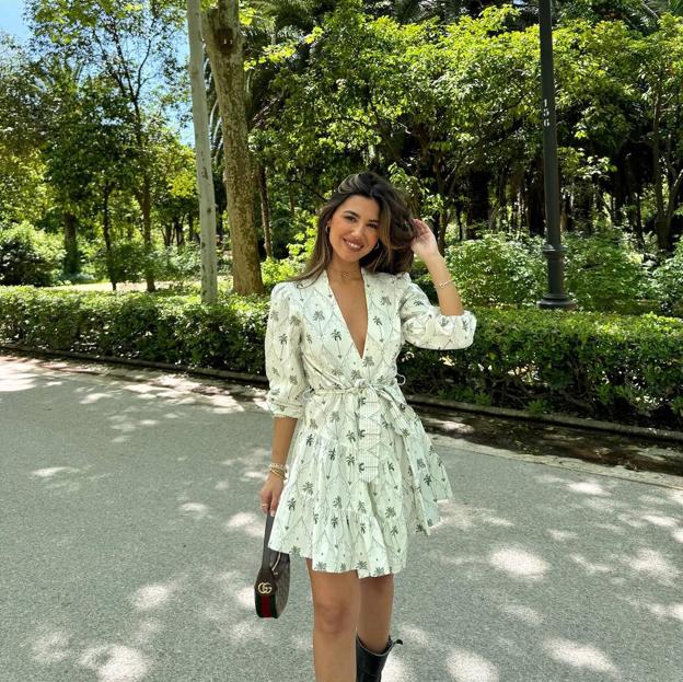 Influencer con vestido corto superventas de Zara