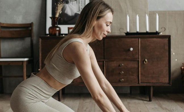 Apertura de pecho, el ejercicio básico y fácil de Pilates que tonifica el core y mejora la postura