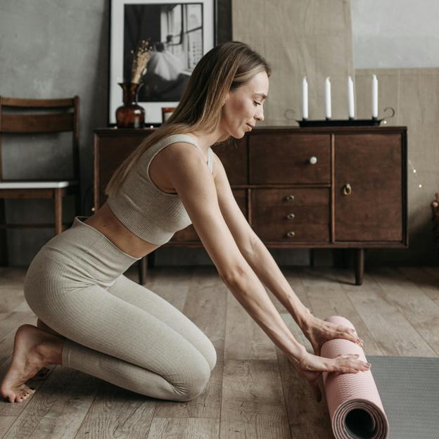 Mujer preparándose para hacer pilates