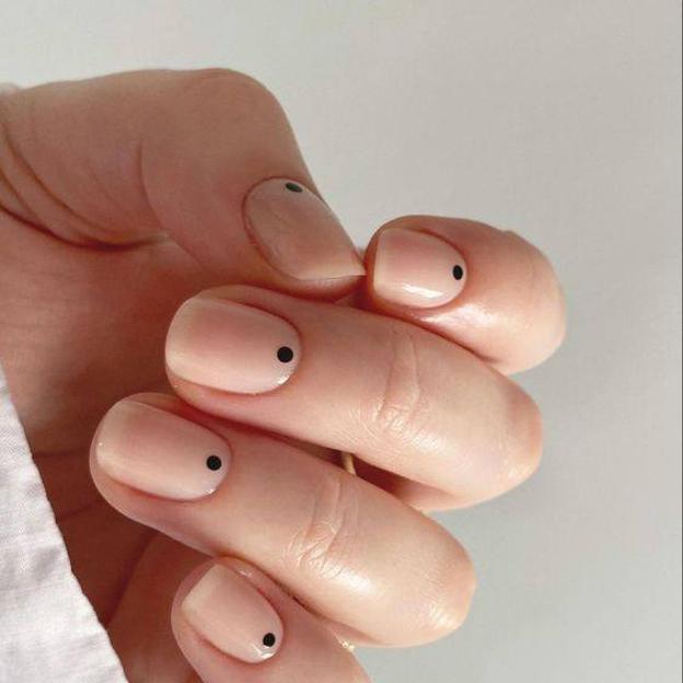 Manicura minimalista estilo dot nails con un punto