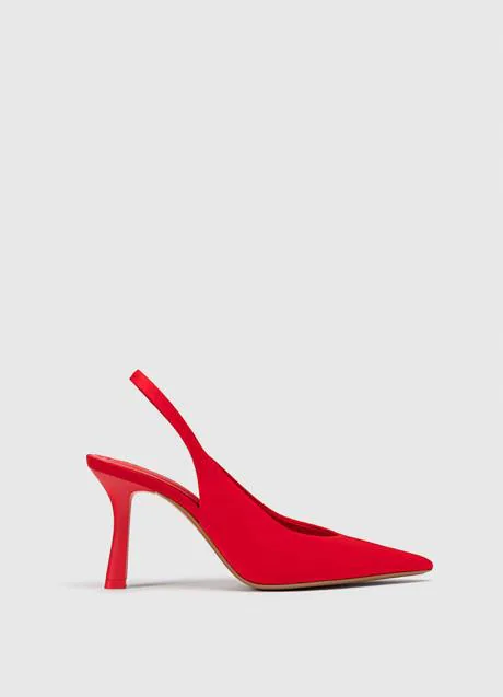Zapatos rojos de tacón de Stradivarius (25,99 euros)