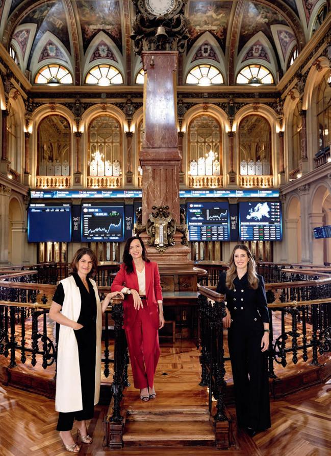 A la izq., Fuencisla Clemares lleva chaleco de Sfera, mono de Collection El Corte Inglés y mules de Aquazurra. A la dcha., Andrea Barber con traje de Sandro, zapatos de Zara y joyas de Cartier. Foto: Uxío da Vila.