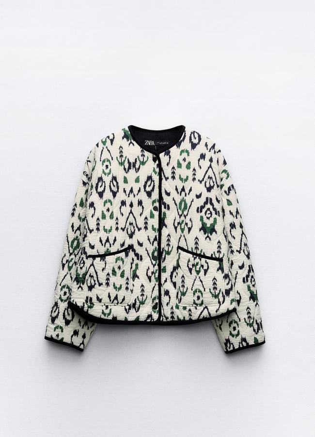 Chaqueta corta acolchada de Zara (39,95 euros).