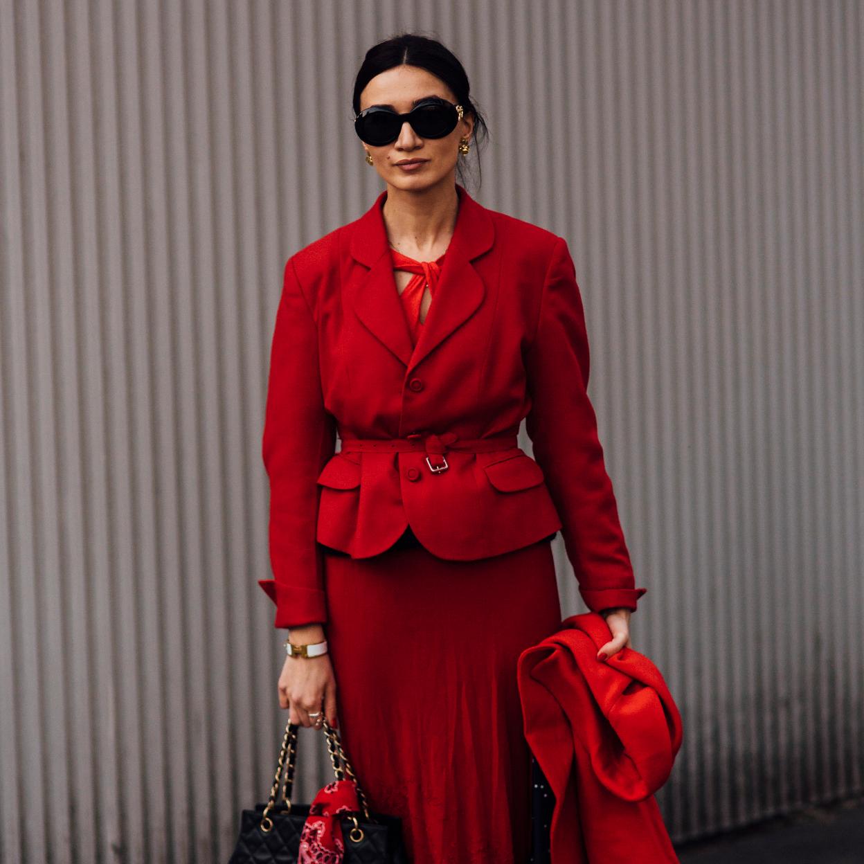 Un look rojo de street style./spotlight launchmetrics