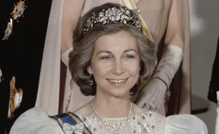 Por qué Letizia podría lucir hoy la tiara floral que llevó Sofía en su viaje a Holanda: la historia de la enigmática y polémica joya