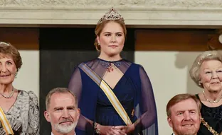 Amalia de Holanda se convierte en la mejor vestida de la cena de gala con un vestido capa y tiara de rubíes