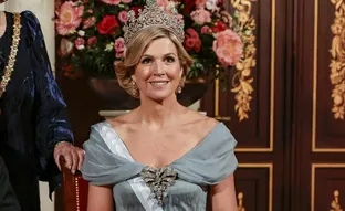 Máxima de Holanda sorprende con un escote bardot y un vestido azul claro en la cena de gala con la reina Letizia