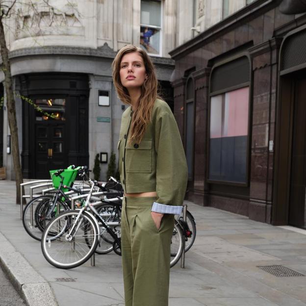 La chaqueta de entretiempo por excelencia es la cazadora vaquera. Llévalo con tus looks de primavera favoritos.