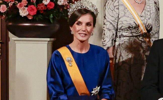 La reina Letizia, espectacular en la cena de gala en Holanda con un vestido azul y la tiara Rusa