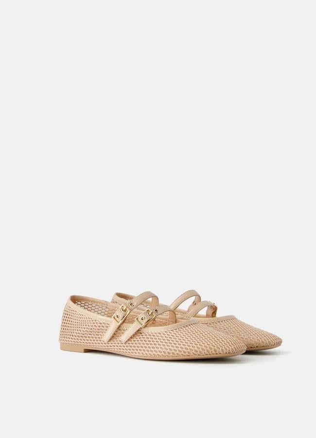 Bailarina de rejilla en color crudo de Bershka (19,99 euros):