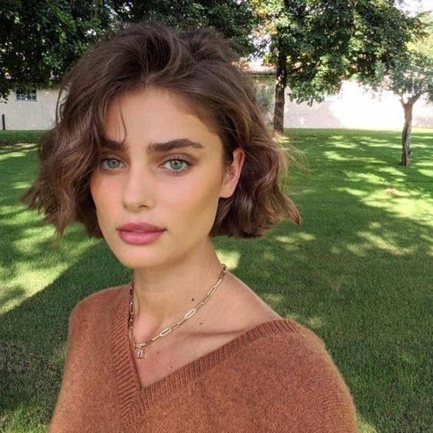 La modelo Taylor Hill con corte de pelo blunt bob para cabello rizado