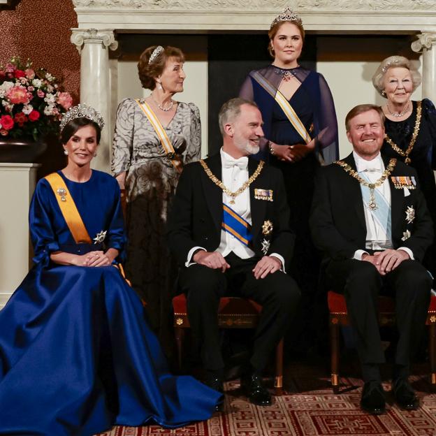 Lo que no se vio de Letizia en la cena de gala en Holanda: el misterio del taburete, los pies ocultos de la reina y la conexión secreta de Amalia en Madrid