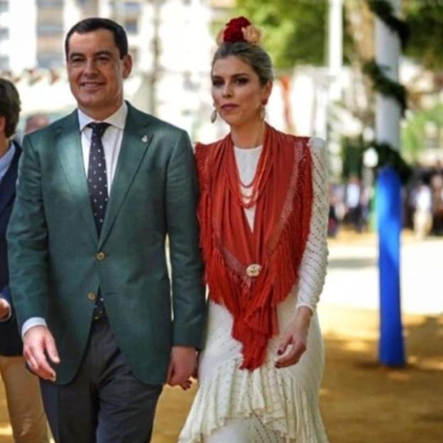 Manuela Villena y Juanma Moreno en la Feria de Abril