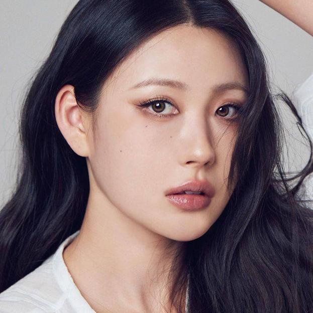 Influener coreana con contorno de ojos sin arrugas