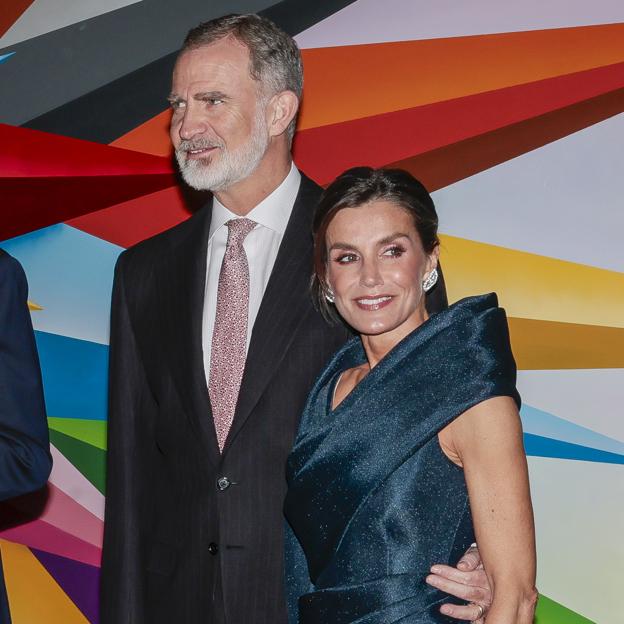 La reina Letizia, impresionante con su último look en Holanda: luce un vestido arquitectónico con significado oculto