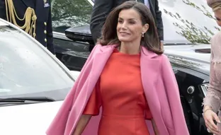 La reina Letizia derrocha estilo y glamour en Holanda con un nuevo look: combina el rosa y el naranja y roba el protagonismo a Máxima