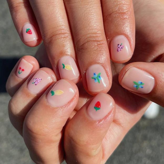 Las uñas tutti frutti son la manicura que más se va a llevar en verano 2024