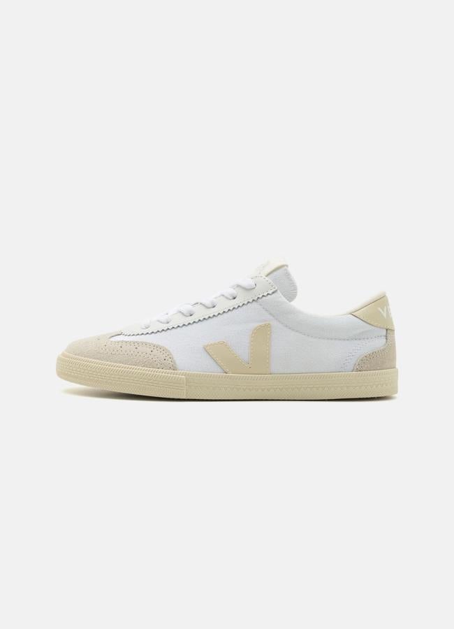 Zapatillas Volley de Veja, 135 euros.