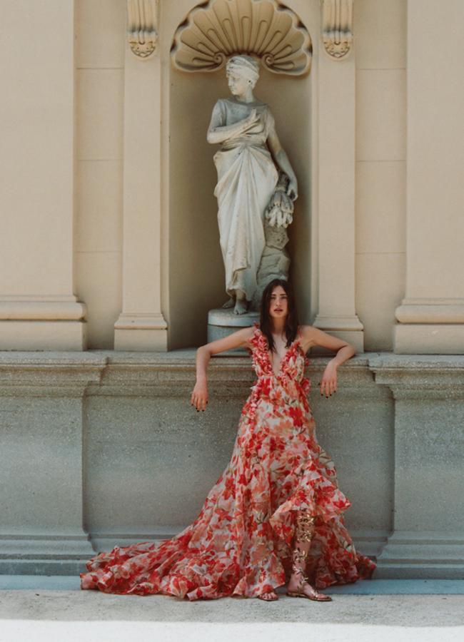 Vestido de gasa con cola, de Zimmermann. Las sandalias de piel dorada son de Gianvito Rossi. Foto: Agata Serge.