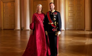 Por qué hay nuevo retrato oficial de Haakon de Noruega y Mette-Marit: un susto mortal con final feliz y sospechas de abdicación
