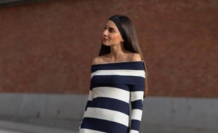 El vestido marinero de Zara más deseado que combinan las influencers con botas o bailarinas rejilla