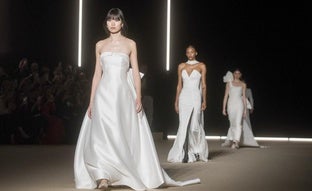 Los mejores looks del desfile de Atelier Pronovias: de la reinvención de la moda nupcial al nuevo valor cosmopolita por su 60 aniversario