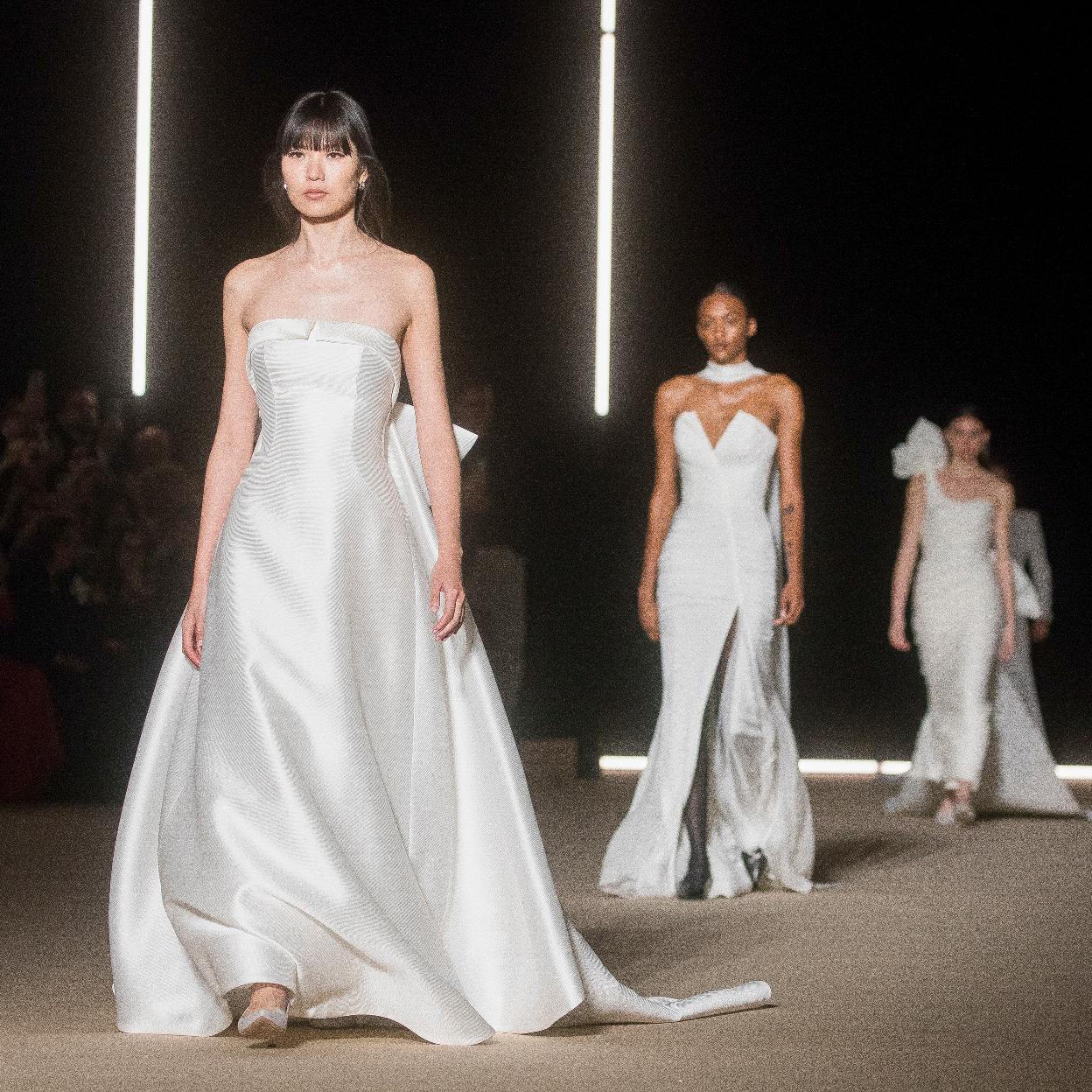 Los mejores looks del desfile de Atelier Pronovias por su 60 aniversario |  Mujer Hoy