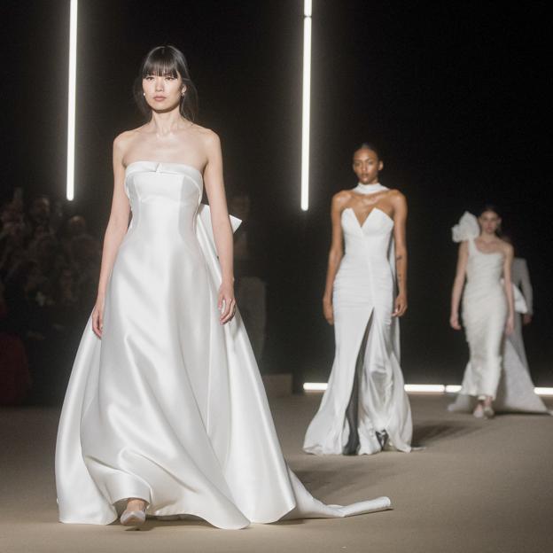 Los mejores looks del desfile de Atelier Pronovias: de la reinvención de la moda nupcial al nuevo valor cosmopolita por su 60 aniversario