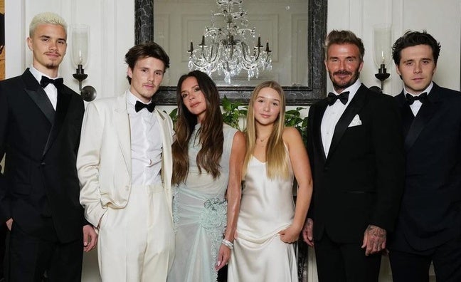 Los espectaculares looks de la fiesta del 50 cumpleaños de Victoria Beckham: del vestido lencero de su hija Harper al sexy de Eva Longoria