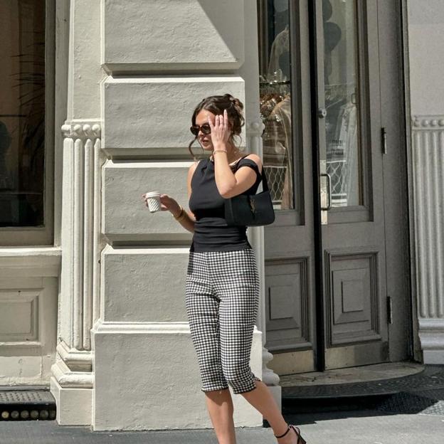 Una mujer con pantalones pirata.