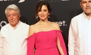 Isabel Díaz Ayuso se convierte en la mejor vestida de los Premios Platino con un espectacular vestido fucsia y hombros al descubierto