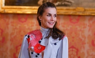 Los mejores looks de la reina Letizia en los Premios Cervantes: del vestido de la polmica al abrigo joya ms bonito