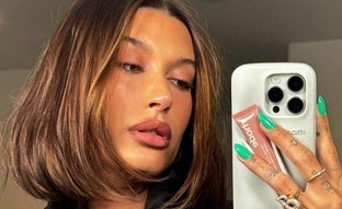 La manicura verde chicle o cómo lucir las uñas favoritas de las celebrities en festivales