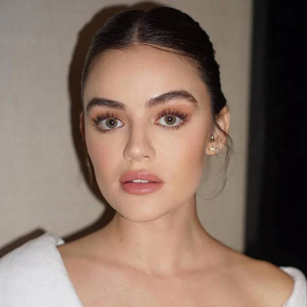 Lucy Hale con maquillaje viral peach makeup