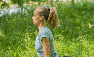 Yoga a los 50: las ocho posturas esenciales que debes hacer para tonificar core, ganar flexibilidad y mejorar la salud de tus huesos